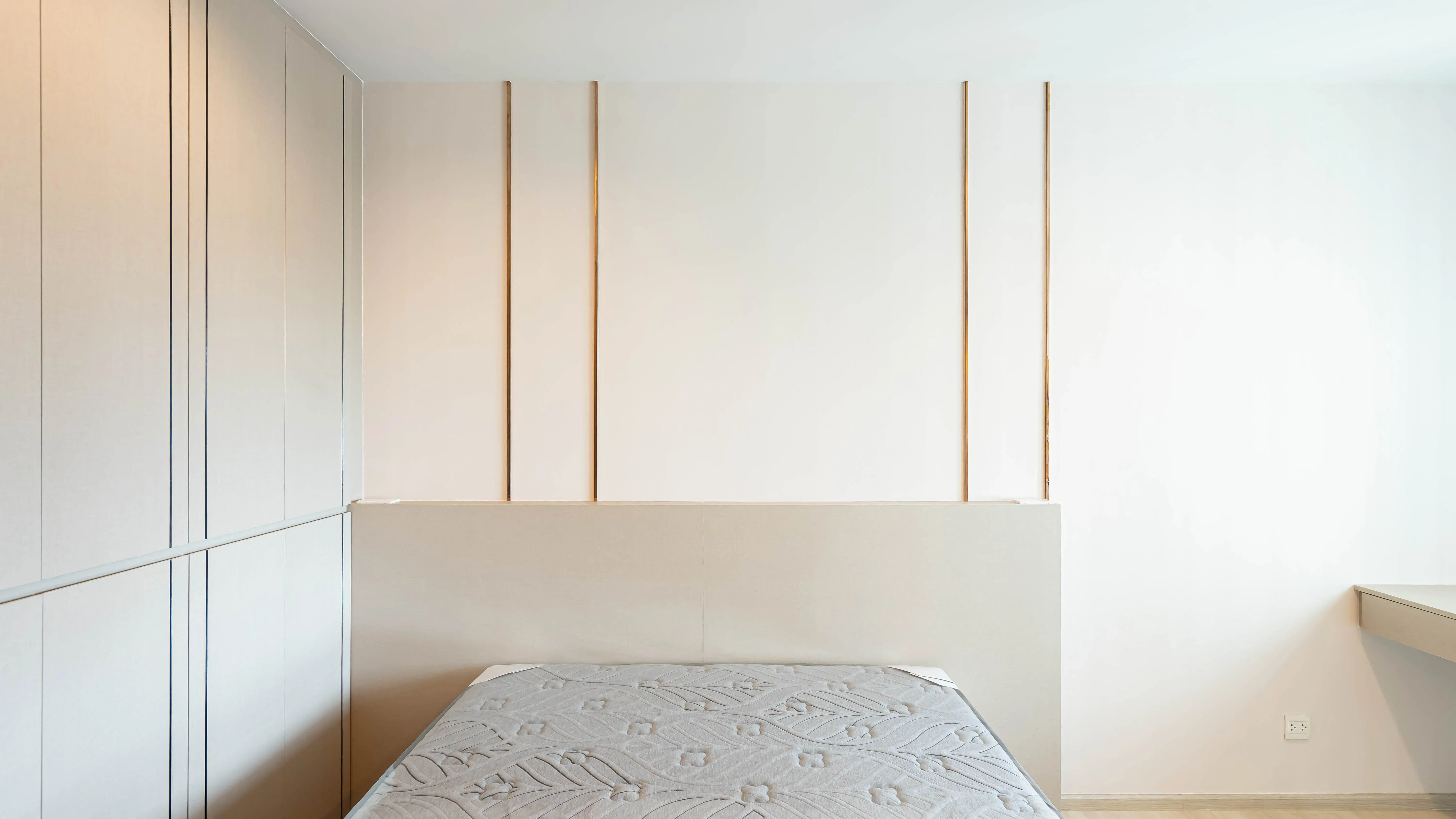 image-cover-bed-room-real