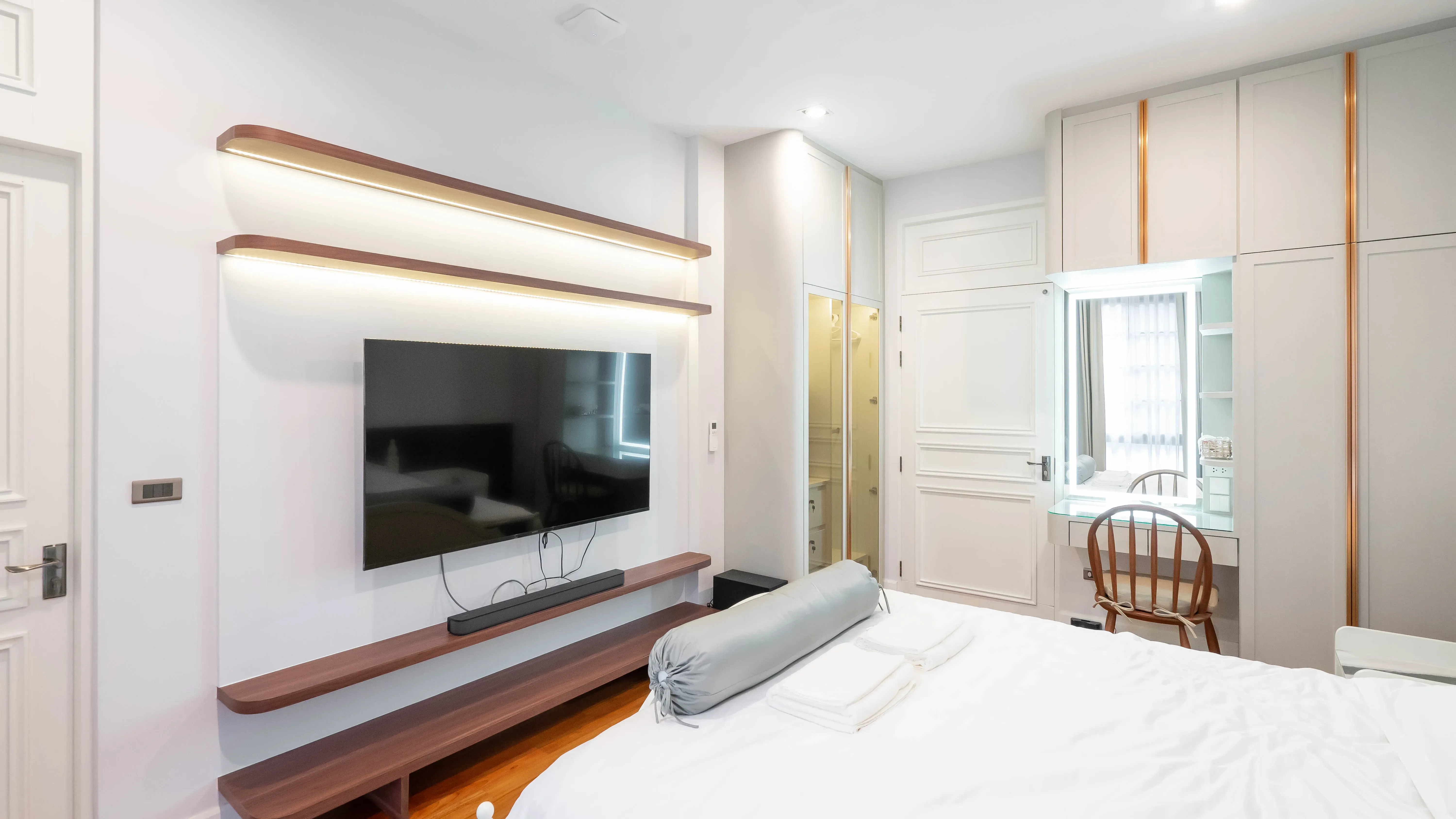 image-cover-bed-room-real